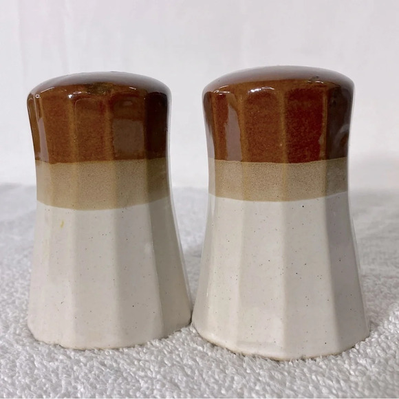 Vintage  Ceramic Stoneware Tan Brown Salt & Pepper Shakers - Picture 4 of 7